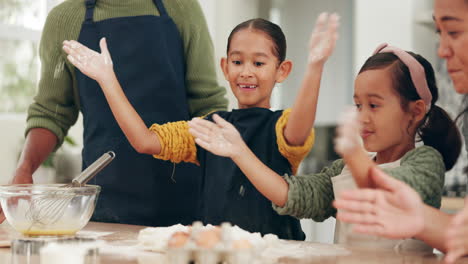 Mehl,-Klatschen-Und-Eltern,-Die-Ihre-Kinder-Backen