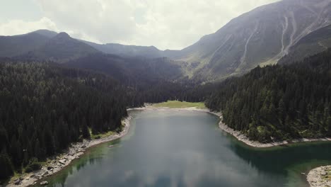 Antena-Pintoresca-De-Un-Lago-De-Montaña