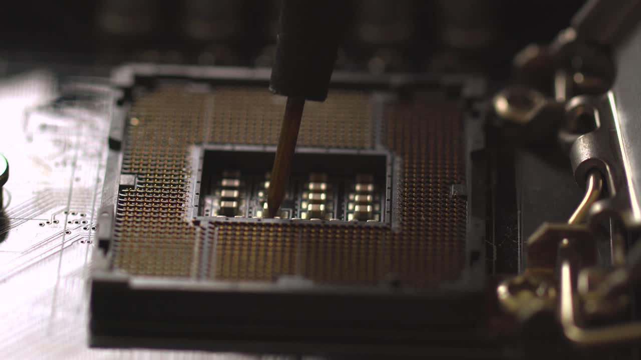 instalación de un enchufe de cpu en una placa base