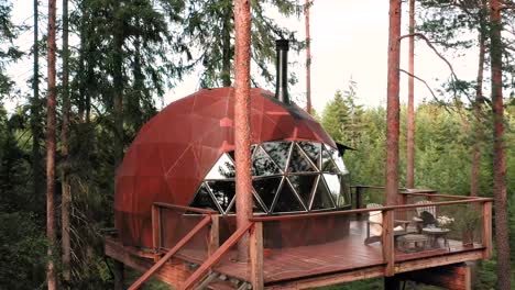cúpula única de la casa del árbol en el bosque en noruega