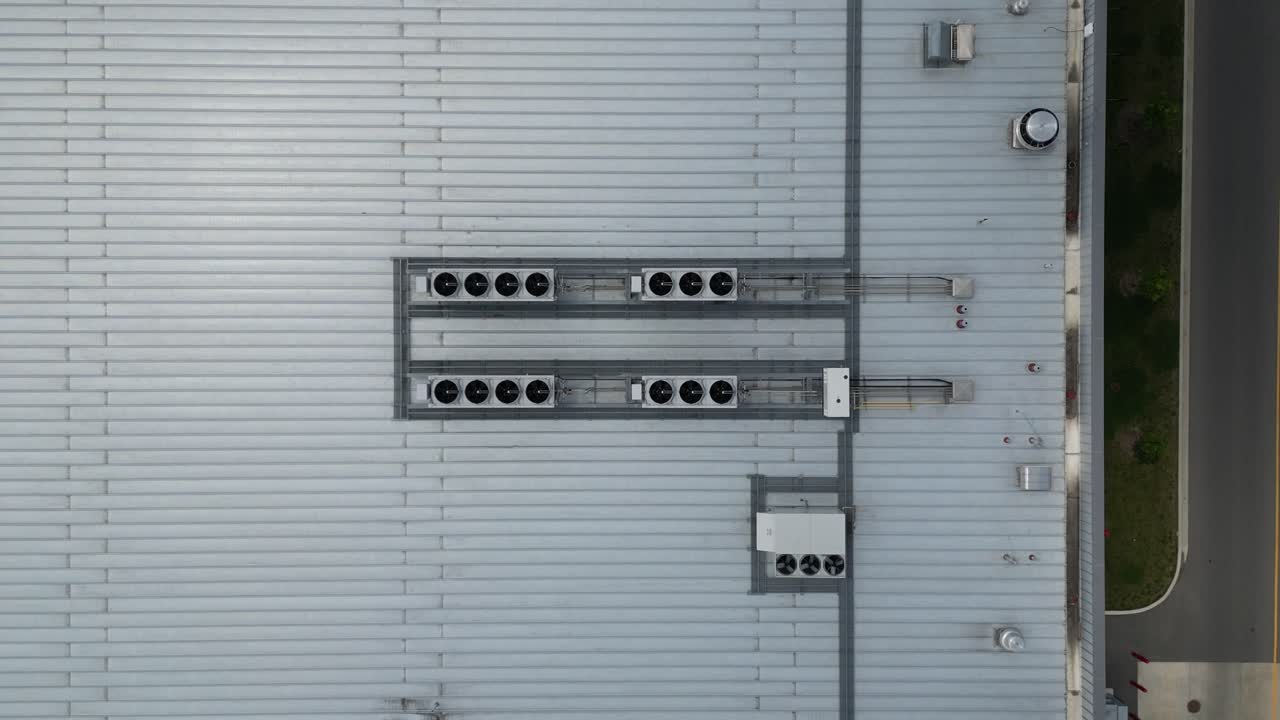 aire acondicionado de refrigeración industrial montado en el techo en el almacén