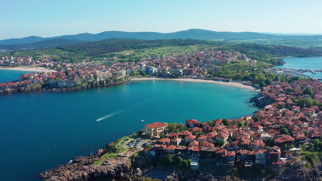 vista aérea del casco antiguo de sozopol con barco entre las costas