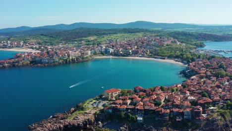 vista aérea del casco antiguo de sozopol con barco entre las costas