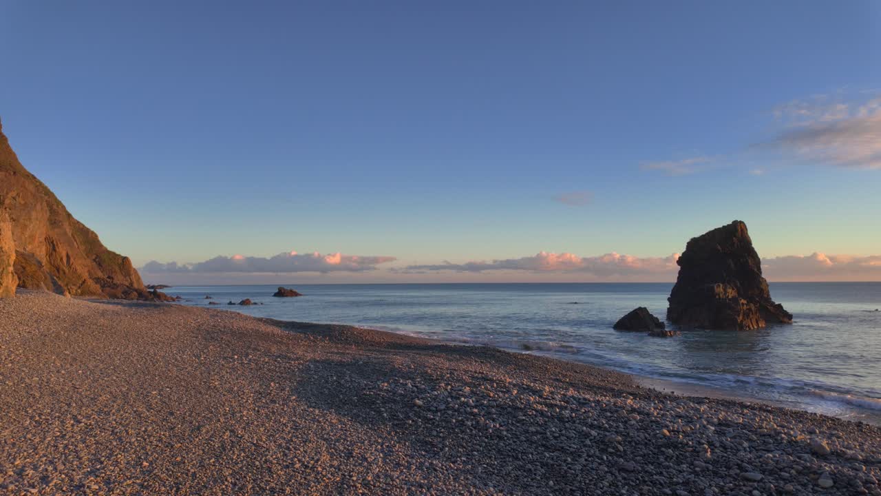 luz dorada playa idílica mundo de ensueño en un día perfecto costa del cobre waterford irlanda