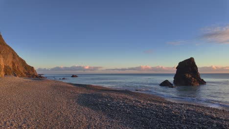 Luz-Dorada-Playa-Idílica-Mundo-De-Ensueño-En-Un-Día-Perfecto-Costa-De-Cobre-Waterford-Irlanda