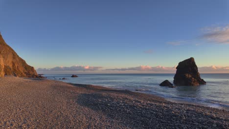 luz dorada playa idílica mundo de ensueño en un día perfecto costa del cobre waterford irlanda