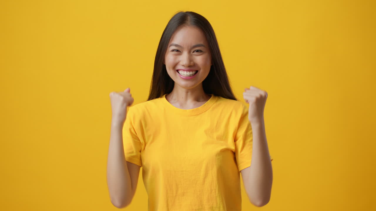 축하하는 행복한 여성