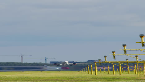 aterrizaje o despegue del avión en el aeropuerto