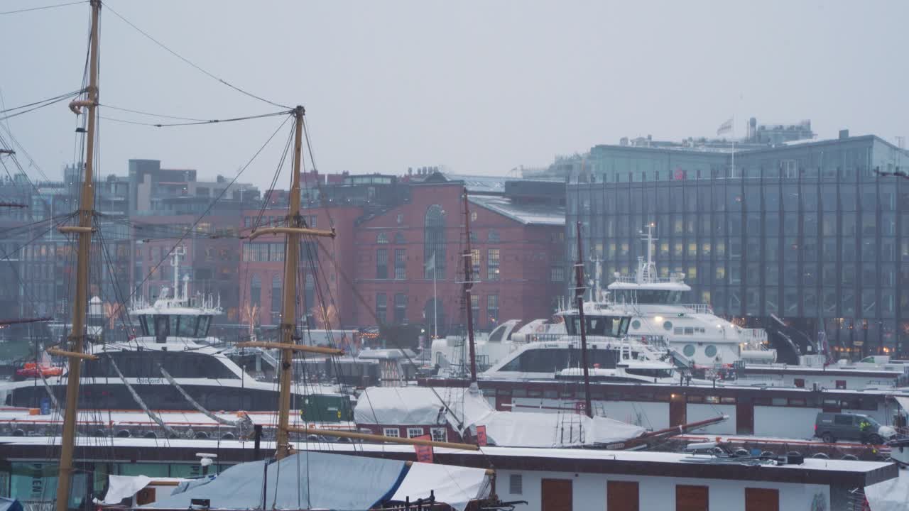 escena de un día nublado de barcos y yates amarrados en el distrito de aker brygge
