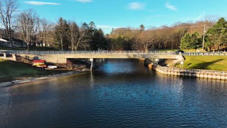 descendiendo más cerca del agua fría para mostrar una vista interesante