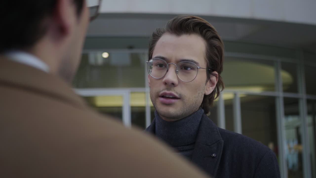 dos hombres de negocios hablando en la calle. socios de negocios discutiendo el trabajo en la calle