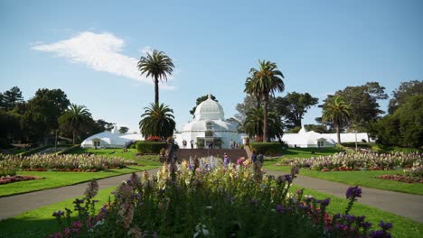 Conservatory-of-Flowers-main-building-and-people-walking-by-01
