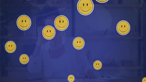 animación de emojis sonrientes en las redes sociales sobre una mujer biracial en una llamada de video