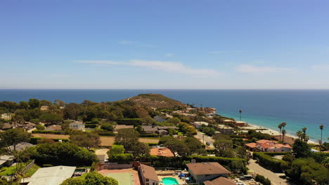 Aerial-drone-shot-of-the-famous-point-Dume-neighborhood-in-Malibu,-California-on-a-sunny-summer-day