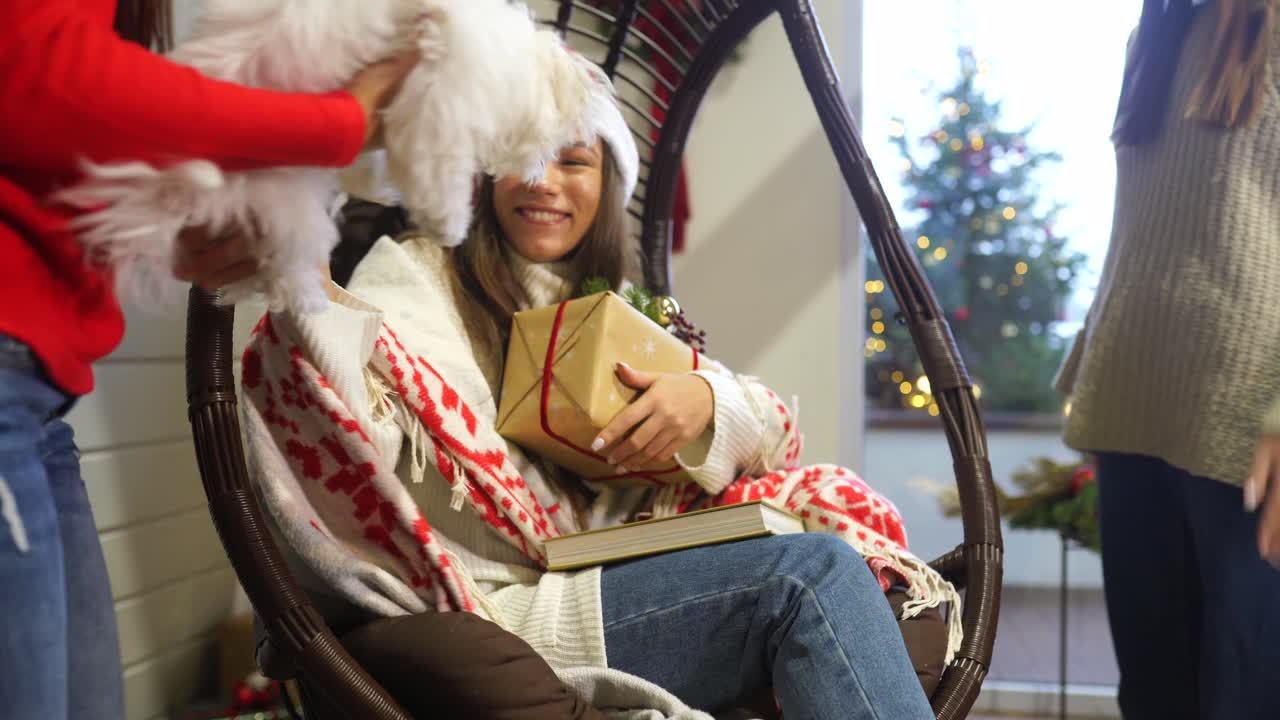 amigos dando regalos y celebrando la navidad