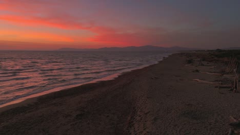 Tipis-De-Madera-Flotante-En-Una-Playa-De-Arena-Al-Atardecer