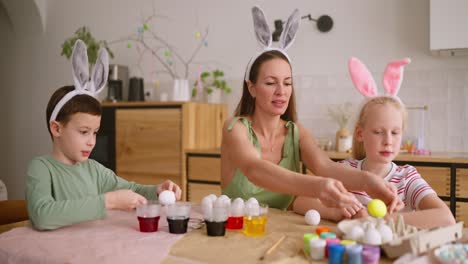 decoración de huevos de pascua en familia