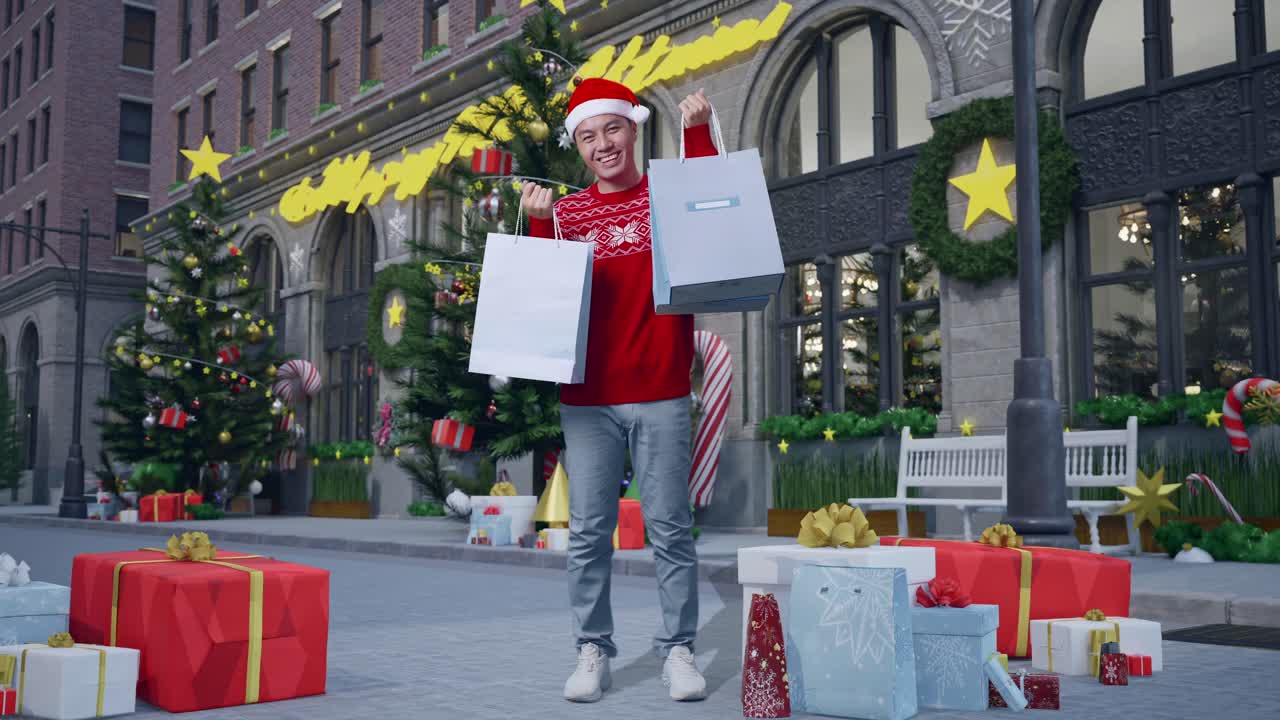 cuerpo lleno de hombre asiático en traje de navidad con las bolsas de compras sonriendo a la cámara mientras está de pie en la noche de navidad