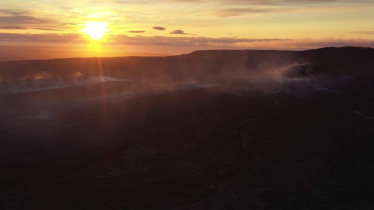 Paesaggio vulcanico al tramonto