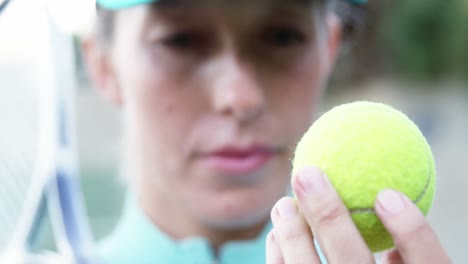 Porträt-Einer-Sportlerin,-Die-Einen-Tennisball-Betrachtet