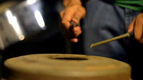 La-Vieja-Carcasa-Del-Freno-De-Un-Automóvil-Se-Toca-Como-Instrumento-De-Percusión-Mediante-El-Uso-De-Varillas-De-Metal.