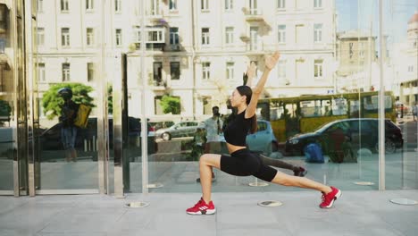 mujer estirándose al aire libre en la ciudad