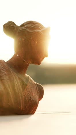 silueta de un atardecer de una estatua de mujer