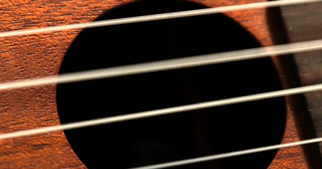 Animazione del testo 'nuova stagione' su una mano che suona la chitarra
