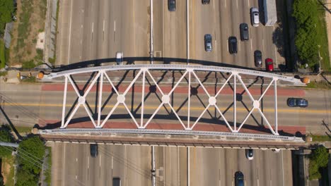 Vista-Panorámica-Del-Tráfico-De-Automóviles-En-La-Autopista-59-Sur-En-Houston,-Texas