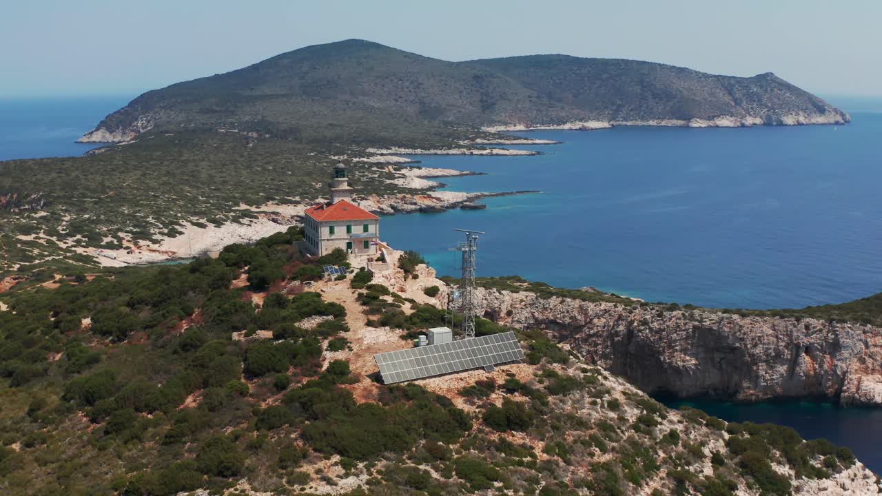 vista aérea de un faro en una costa rocosa