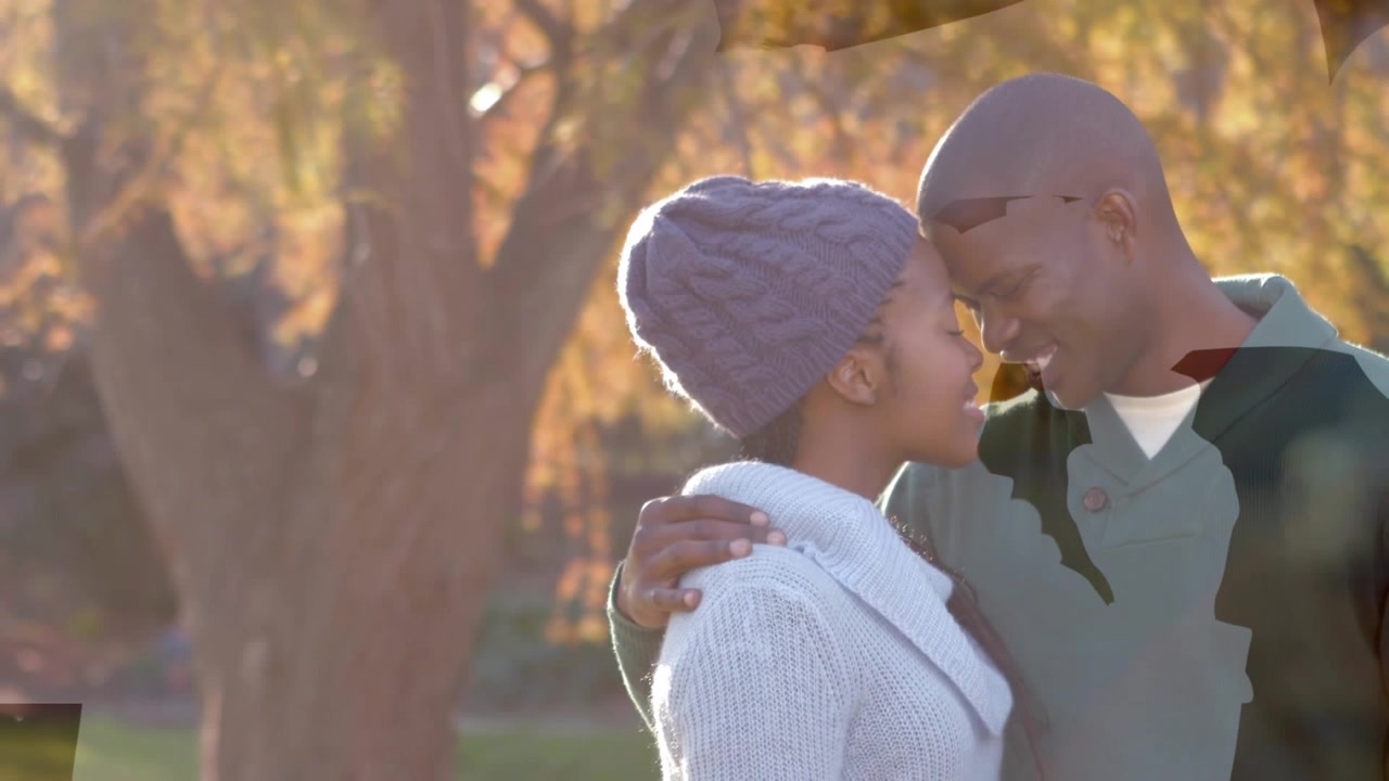 Couple affectueux s'étreignant dans un parc ensoleillé d'automne