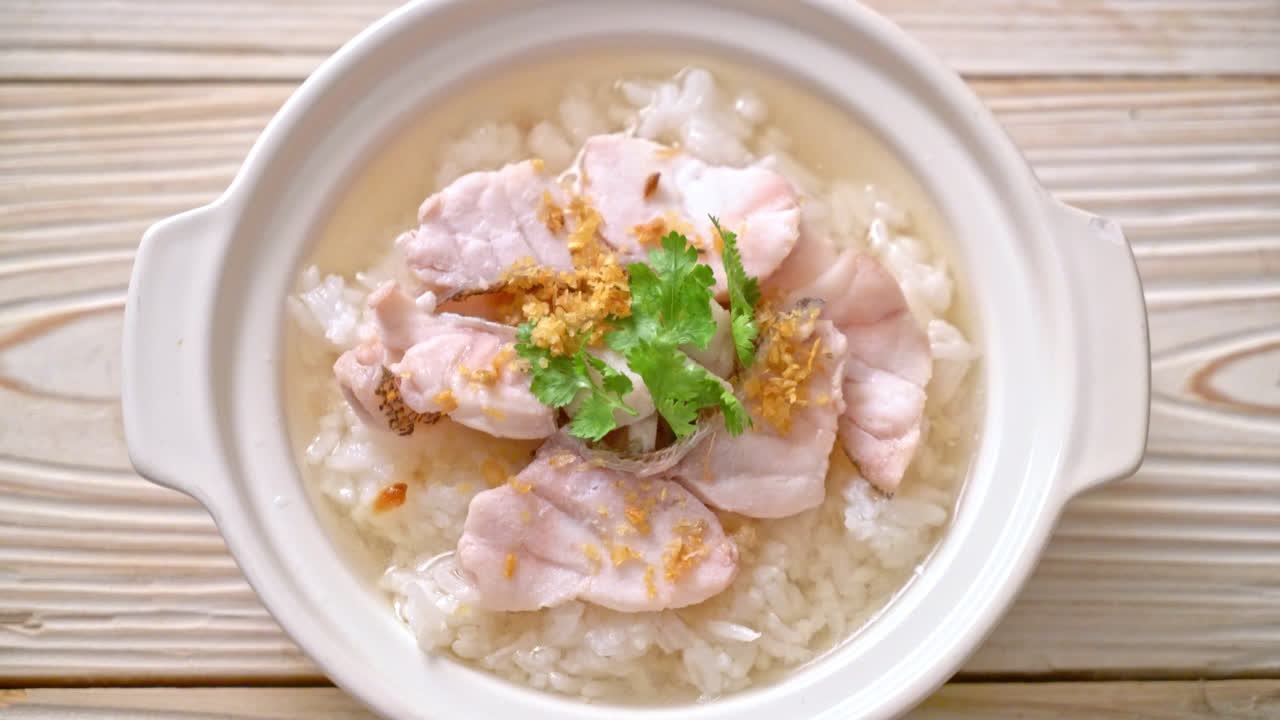 죽 또는 생선 그릇에 삶은 쌀국수