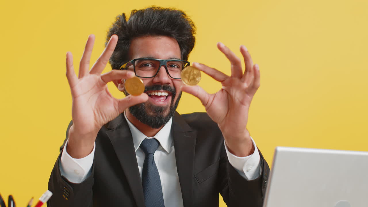 comerciante de acciones que gana bitcoins después de monitorear las operaciones comerciales en línea en la oficina