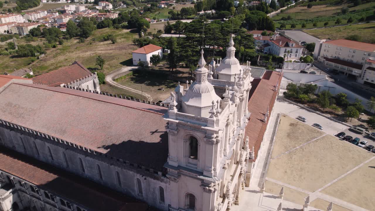 tiro inclinado hacia abajo, detalles de la fachada del famoso monumento gótico monasterio de alcobaca, leiria portugal
