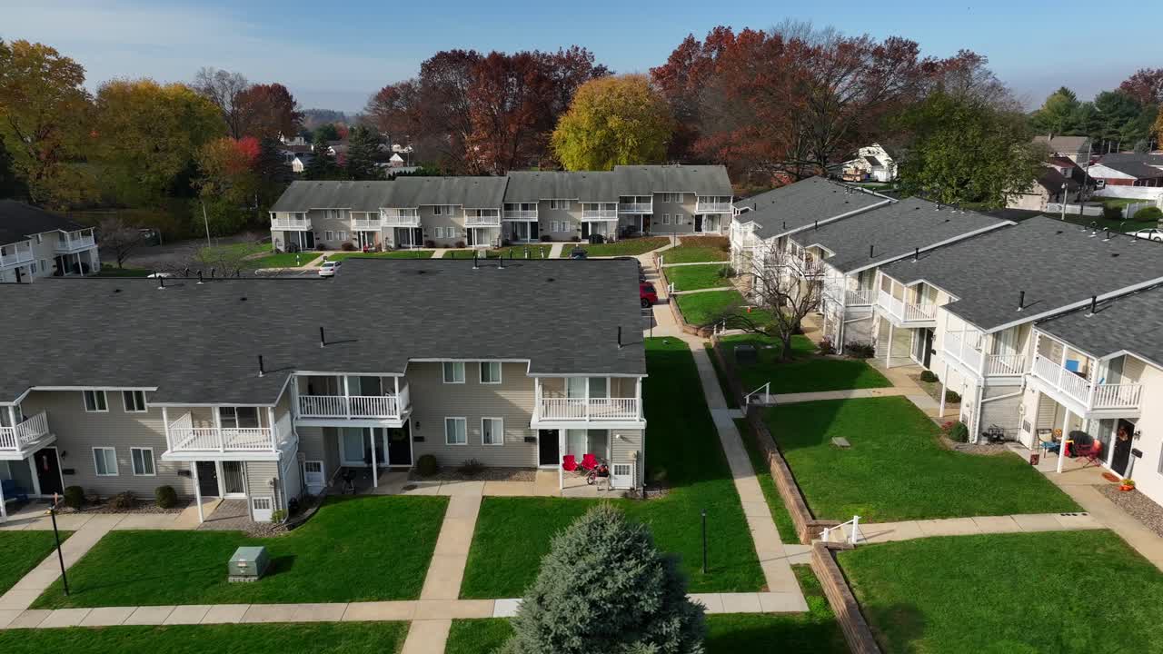 complejo de edificios de apartamentos en estados unidos durante el otoño