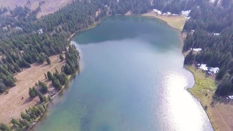 La-Cámara-Se-Inclina-Hacia-Arriba-Para-Revelar-La-Hermosa-Costa-Del-Lago