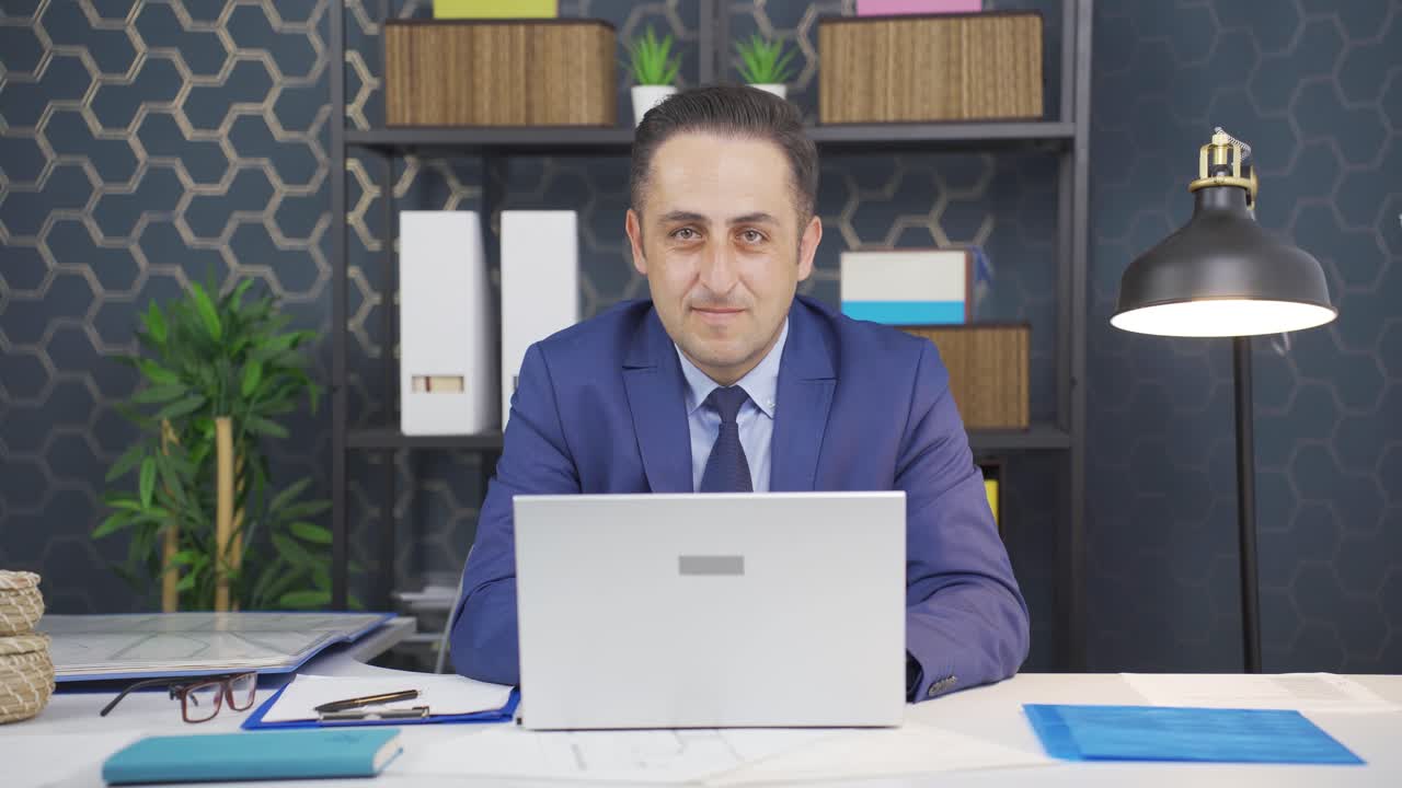 Uomo d'affari che sorride alla telecamera
