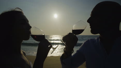 Couple-drinking-red-wine-on-beach