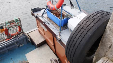 Toma-Estática-De-La-Popa-De-Una-Pequeña-Pesca.