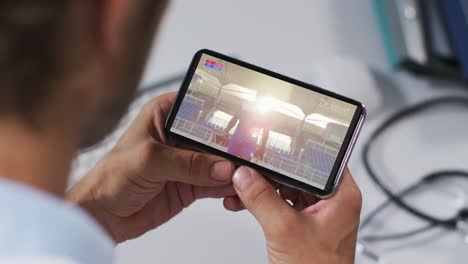 compuesto de un médico masculino viendo un evento deportivo en un teléfono inteligente