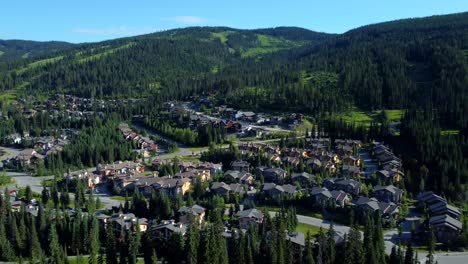 sun peaks es una estación de esquí alpina cerca de kamloops en la columbia británica, canadá.