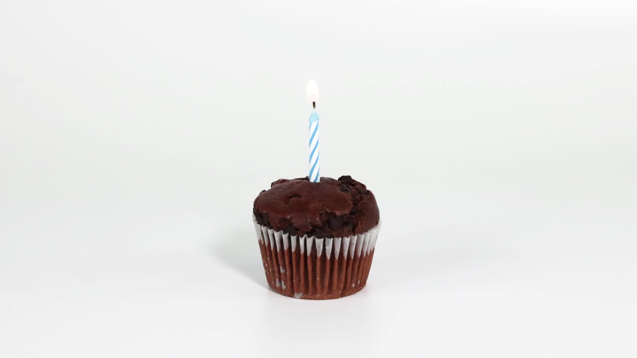 Cupcake al cioccolato con una candela accesa