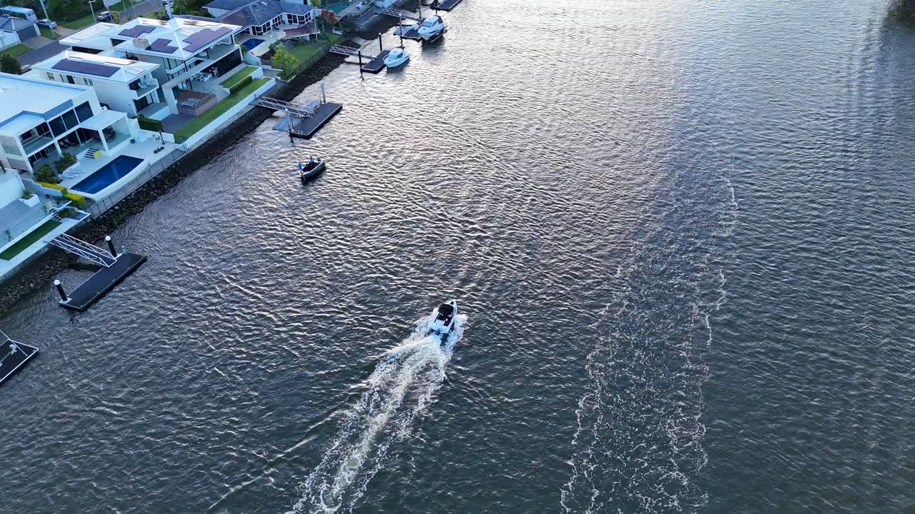 보트 는 광활 한 해수욕장 에서 경치 좋은 강 을 따라 여행 한다