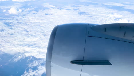 Flugzeugmotor-Vor-Dem-Hintergrund-Eines-Bewölkten-Himmels