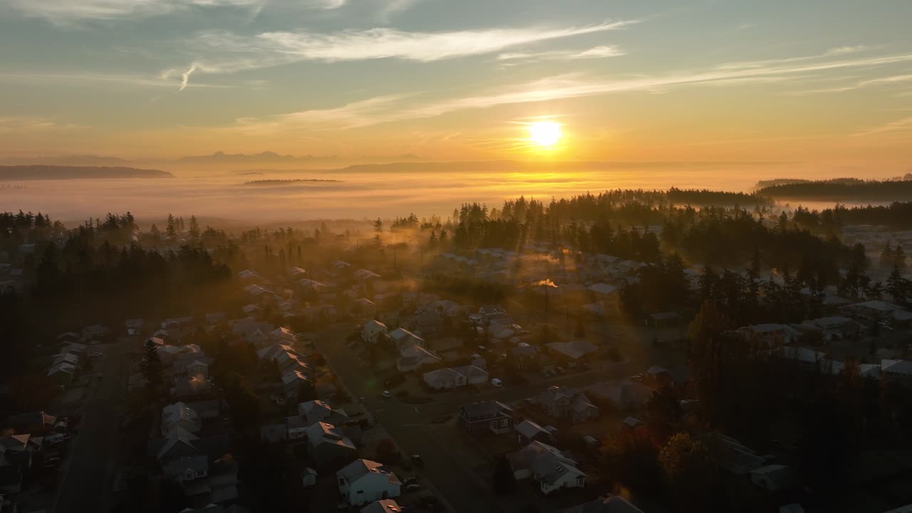 amplia vista aérea de un barrio de la isla whidbey debajo de un amanecer brumoso