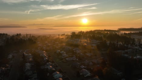 Weite-Luftaufnahme-Eines-Viertels-Auf-Whidbey-Island-Unter-Einem-Nebligen-Sonnenaufgang