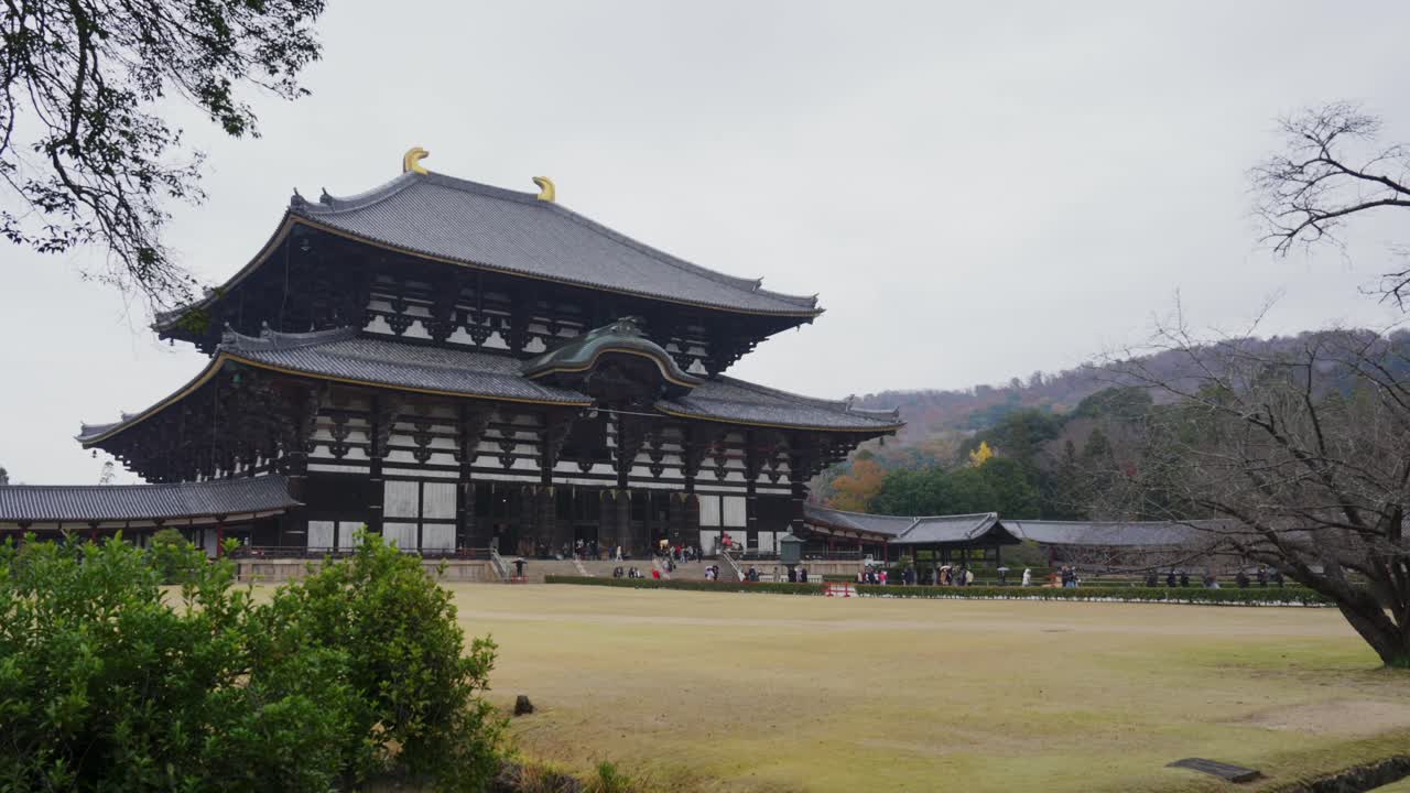 gran templo budista tradicional de todai-ji en nara, japón con visitantes