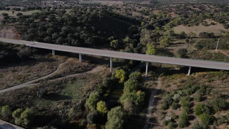 Moderne-Hochstraße-In-Der-Nähe-Der-Antiken-Römischen-Brücke,-Vila-Formosa-In-Portugal