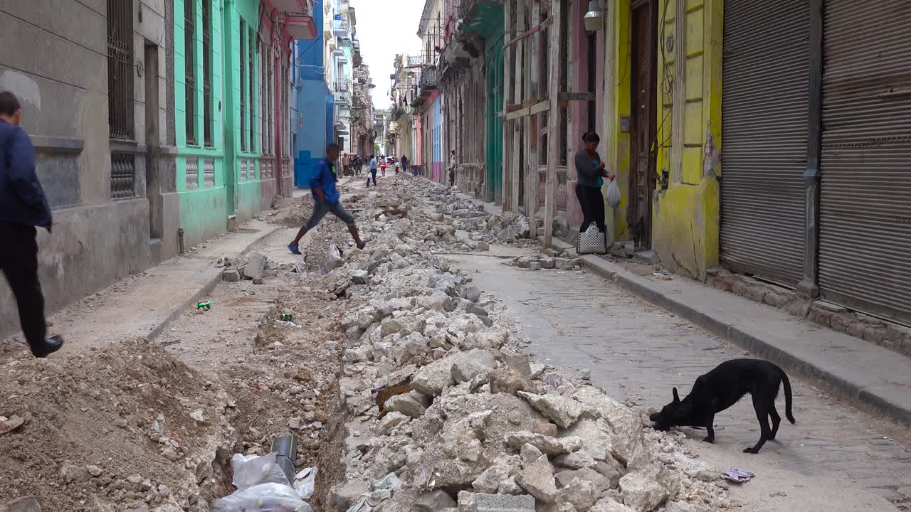 Una calle antigua en obras en el casco antiguo de La Habana, Cuba