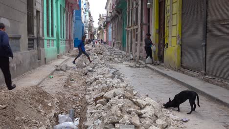 una antigua calle se somete a construcción y trabajo en la ciudad vieja de la habana cuba